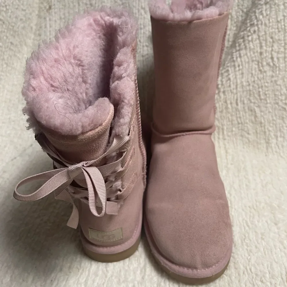 UGG Continuity leather suede light Pink short Boots gros grain ribbon accentSZ11